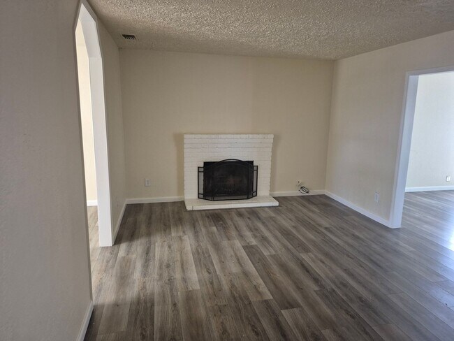 Building Photo - Remodeled 3 Bedroom 2 Bathroom Carmichael ...