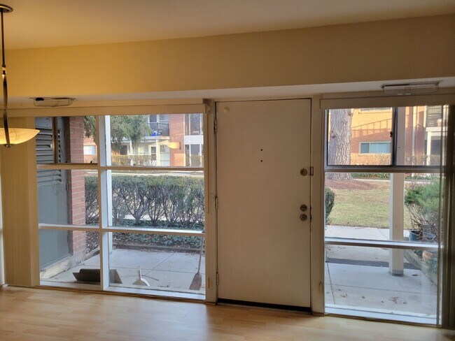 Building Photo - Lovely 2 BR/1 BA w/ Den Condo Available in...