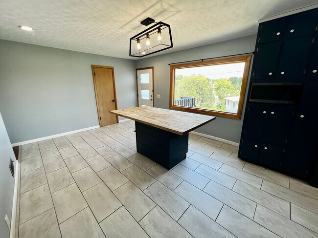 Foto del edificio - Updated 4 Bed 2 Bathroom House near East H...