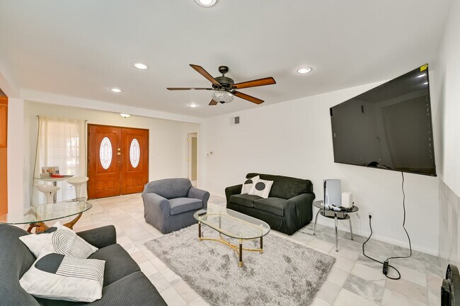 Foto del edificio - 719 Mahogany Dr