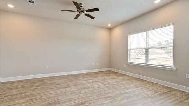 Foto del edificio - LOTS OF AMENITIES AND CONVENIENT COMMUTE!