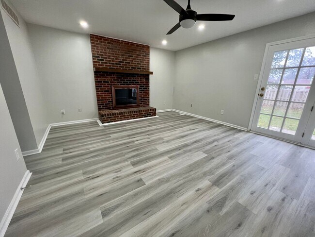 Foto del edificio - 4233 Remo Crescent Rd