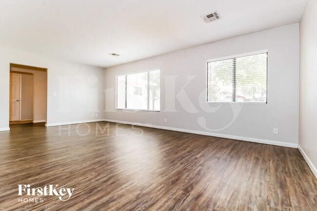 Foto del edificio - 7156 N 17th Dr