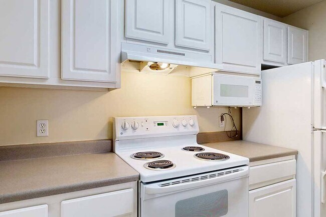 El generoso espacio de almacenamiento en los gabinetes de la cocina significa que sus ingredientes, aparatos y utensilios de cocina favoritos siempre estarán a su alcance, sin desorden, solo comodidad. - Northbrook Apartments