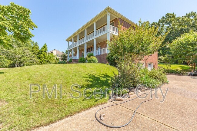 Foto del edificio - 605 Hidden Forest Dr