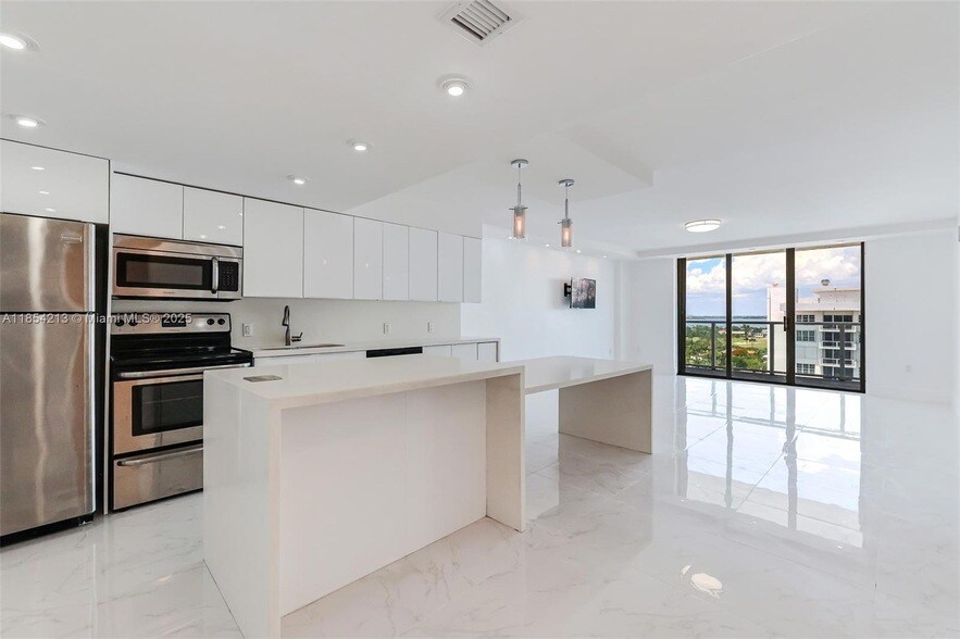 Photo - 5701 Collins Ave