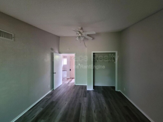 Building Photo - 2225 Charboneau Dr