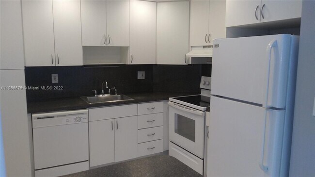 Building Photo - 300 Bayview Dr