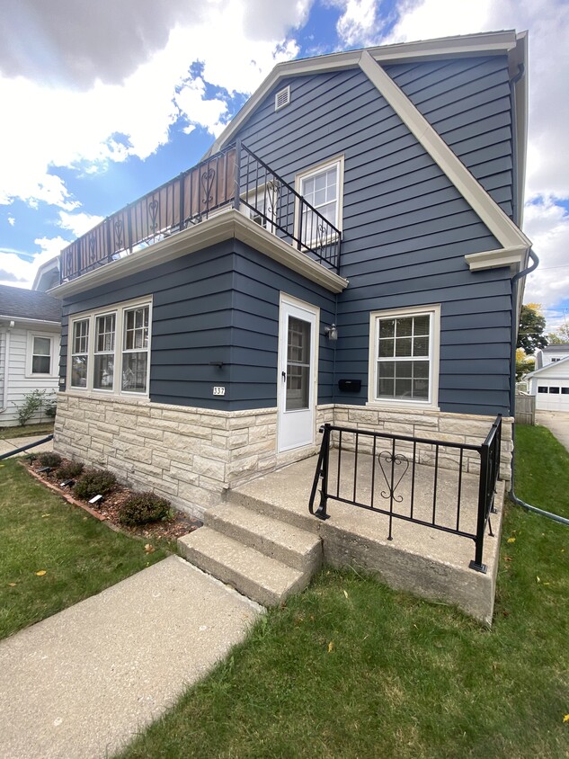 Front Entry of Apartment - 337 N 70th St