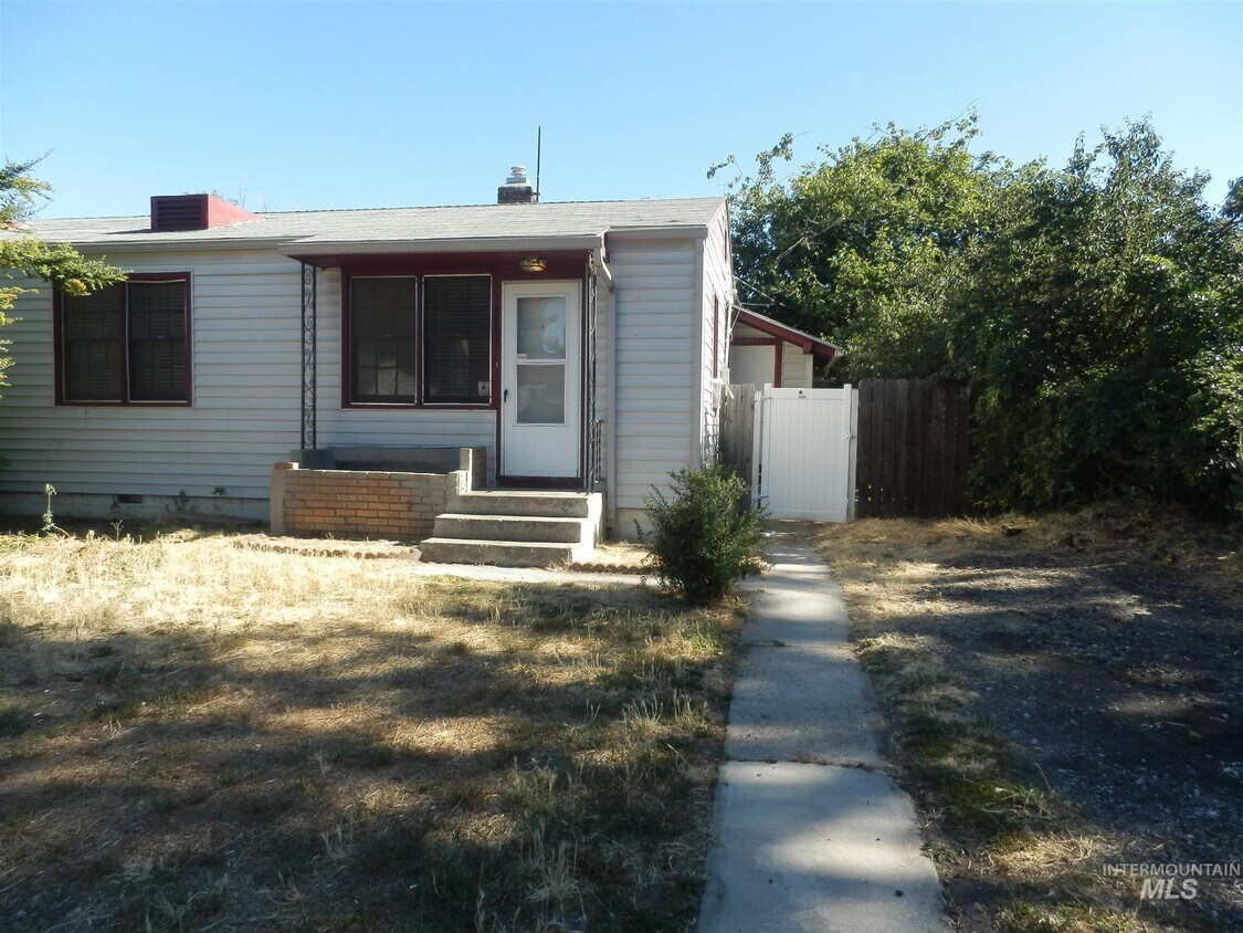 Primary Photo - 3893 Pershing Dr