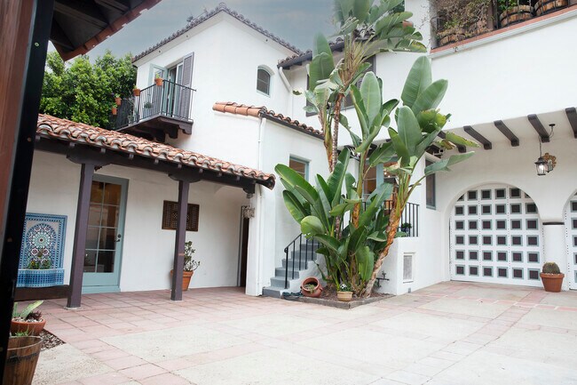 Building Photo - 1500 N Beverly Dr
