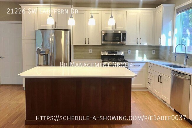 Building Photo - Beautiful Sherwood Home backs to Greenspac...