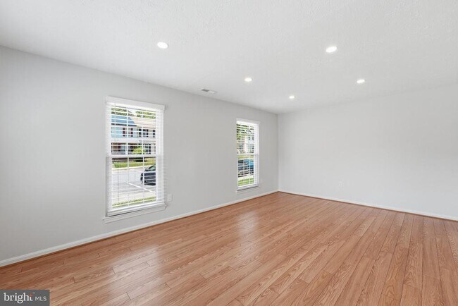 Building Photo - 2401 W Rosecroft Village Cir