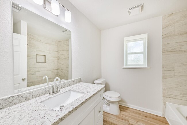 Building Photo - 706 Azalea St