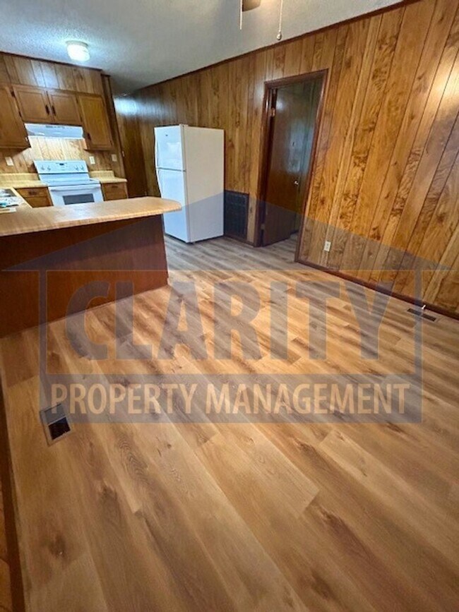 Foto del edificio - Spacious three bedroom home