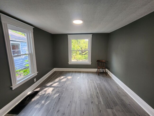 Building Photo - Three Bedroom Single Family Home!