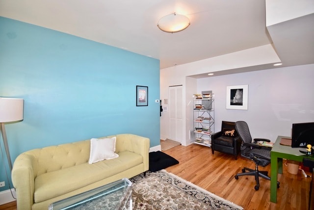 Building Photo - 5402 N Kenmore Ave