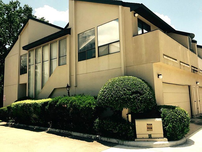 Building Photo - 1112 Bering Dr