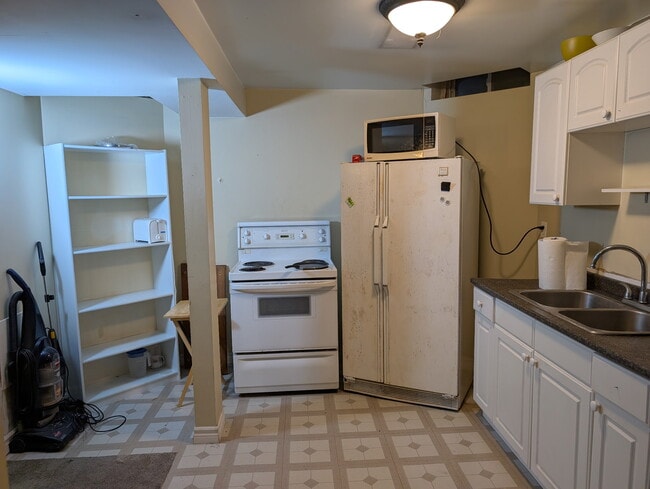 Building Photo - 99 Golden Tulip Cres