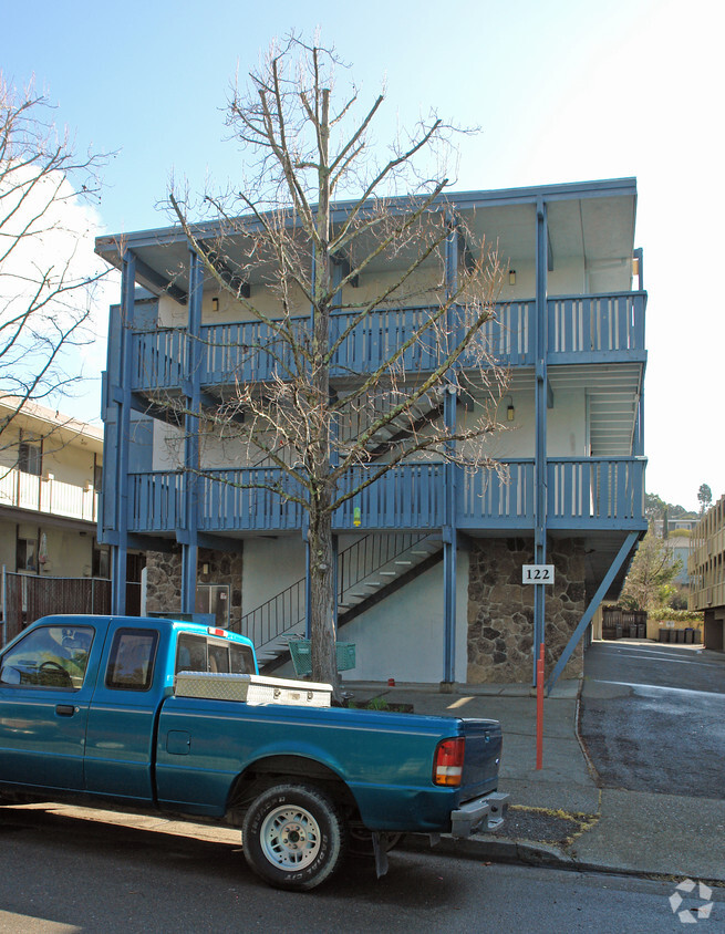 Building Photo - 122 Park St