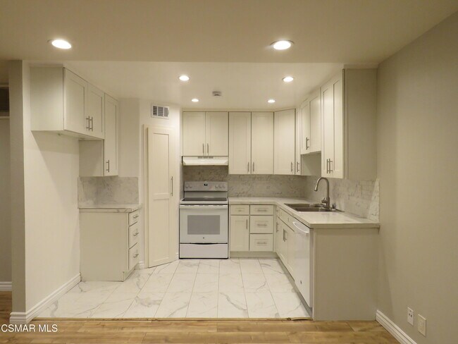 Foto del edificio - 18547 Collins St