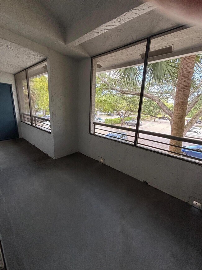 Foto del edificio - 811 Lyons Rd