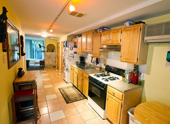Kitchen ( Upgraded appliances not photographed) - 3128 30th St