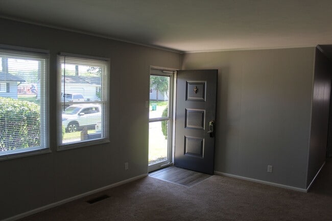 Building Photo - Cute 3 BR Ranch Home in Plainfield!