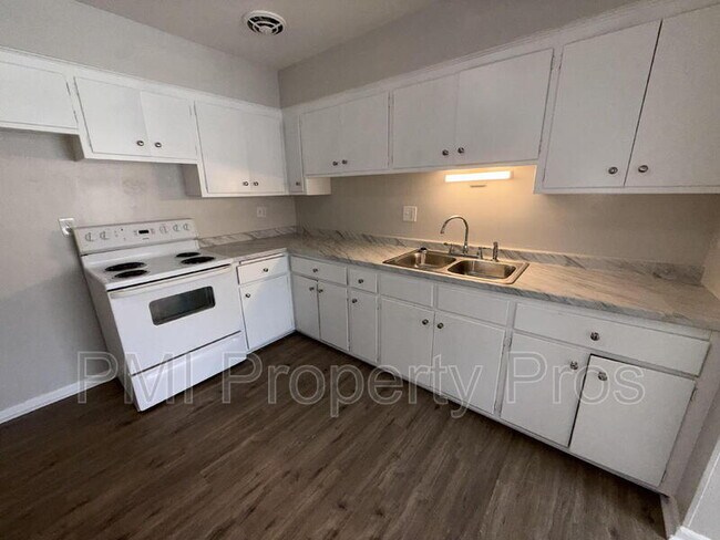 Building Photo - 7701 W Hampton Ave