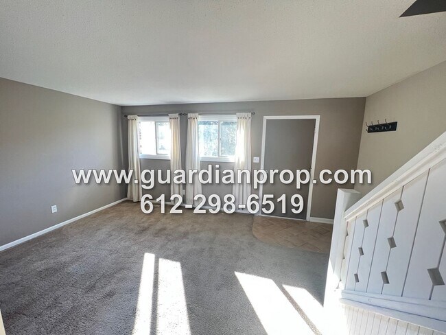 Foto del edificio - Oakdale Townhouse Available Now, Open Floo...