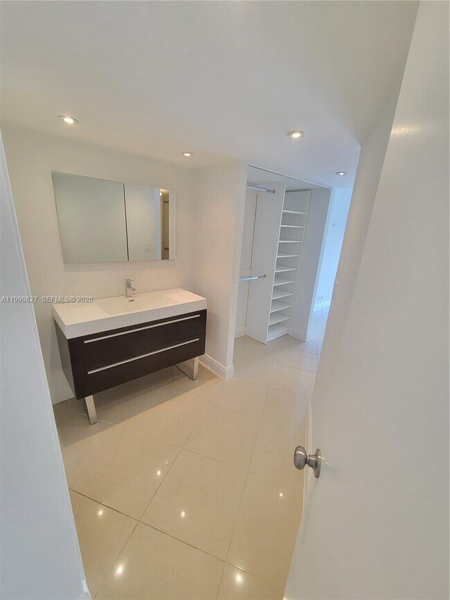 Foto del edificio - 3301 N Country Club Dr
