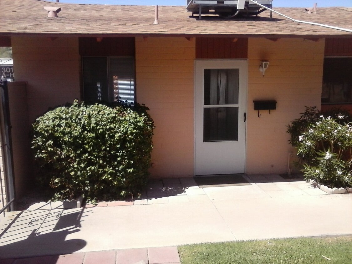 Primary Photo - Corner Unit in Scottsdale! $1,299 plus tax!