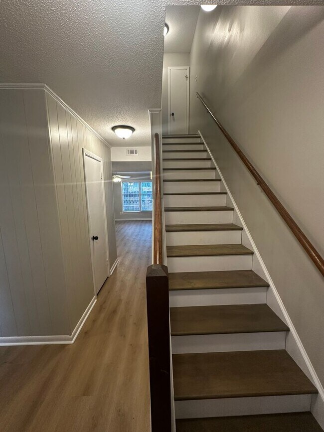 Building Photo - Beautiful 2 Bedroom 1.5 Bath townhome Clos...