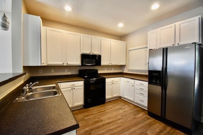 Building Photo - Beautiful 2 bedroom 2.5 bath townhome avai...