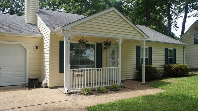 Building Photo - 102 Trivalon Ct