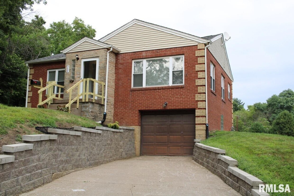 711 Belmont St, Davenport, IA 52804 House for Rent in Davenport, IA