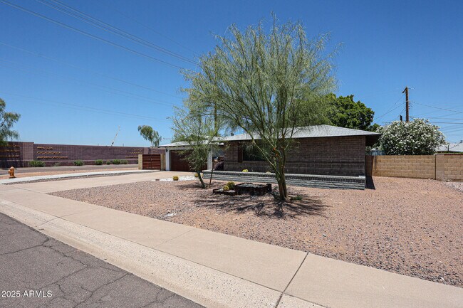 Foto del edificio - 6402 E Cambridge Ave