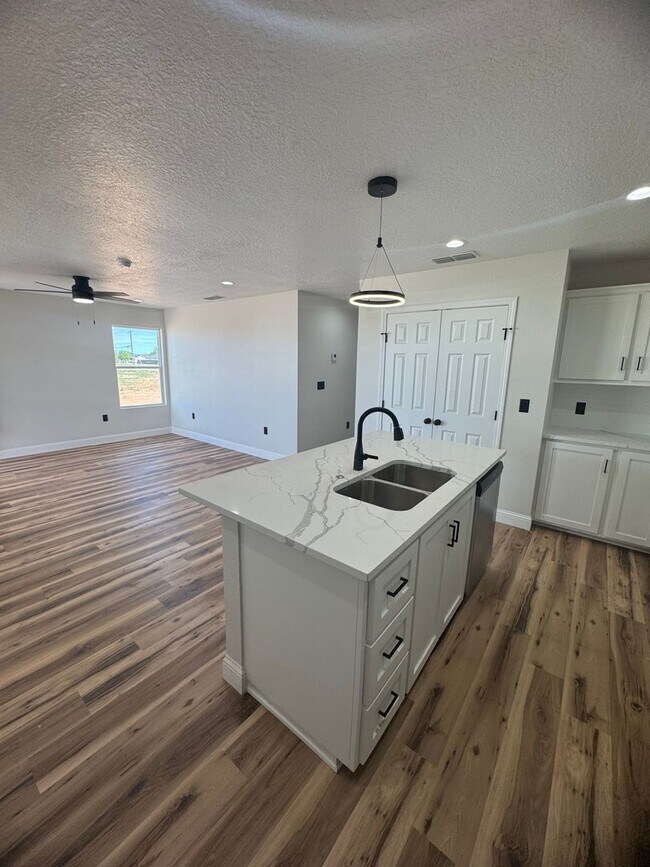 Building Photo - 108 Chisum Dr