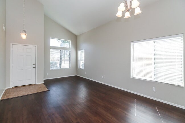Foto del edificio - 960 N 168th Dr