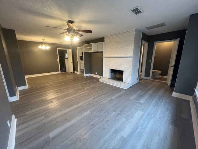 Building Photo - 4 Bedroom 2.5 Bathroom Home