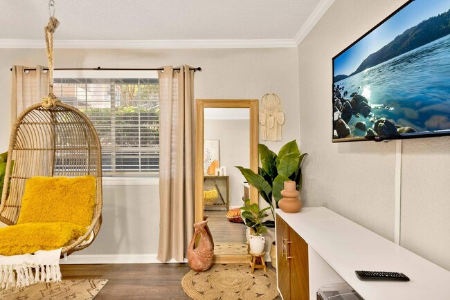 Mirror nook - 1613 Hampton Park Dr