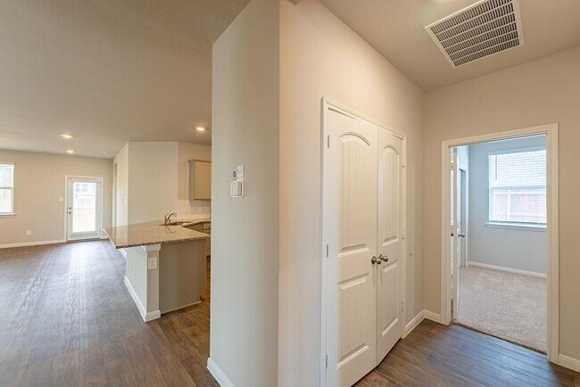 Foto del edificio - 142 Solitude Dr