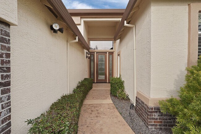 Building Photo - Pristine 4 Bedroom with 3 Car Garage, Priv...