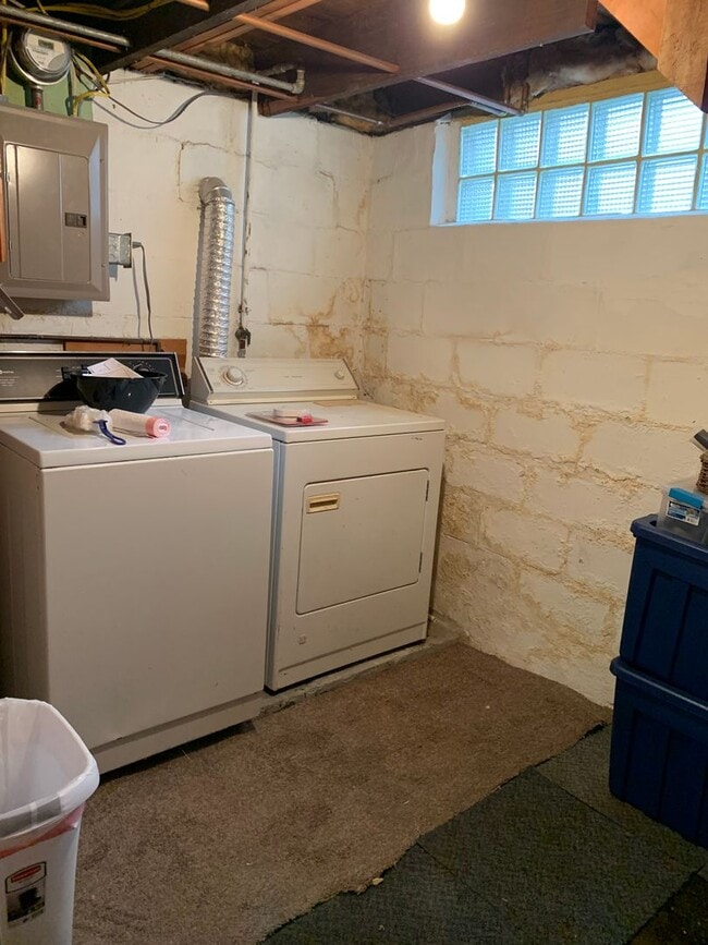 Building Photo - Charming 2 bedroom home in Rock Island