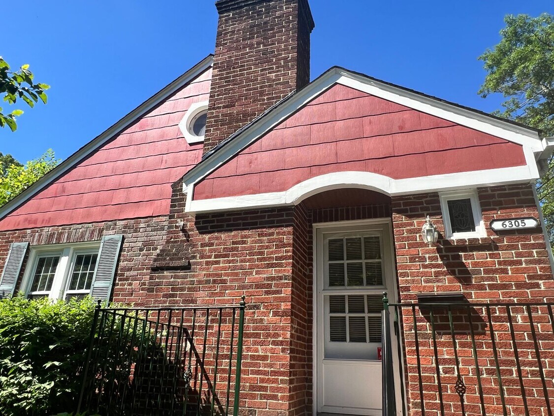 Primary Photo - Charming 4 BR/2 BA Single-Family Home in B...