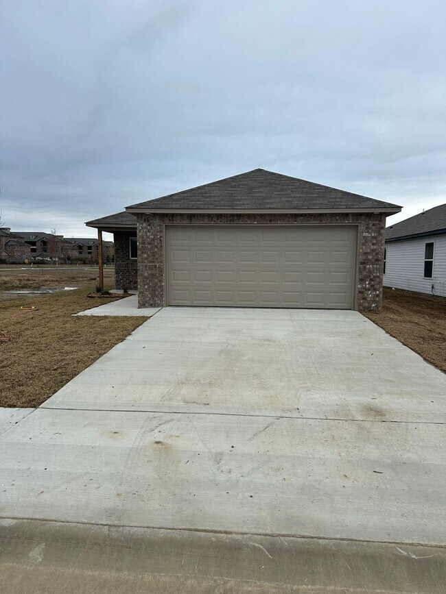 Building Photo - Four Bedroom | Two Bath Home in White Oak Crossing