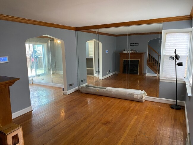 Building Photo - 9031 S Kingston Ave