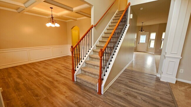Building Photo - 4 BR 3 BA Maple Hill