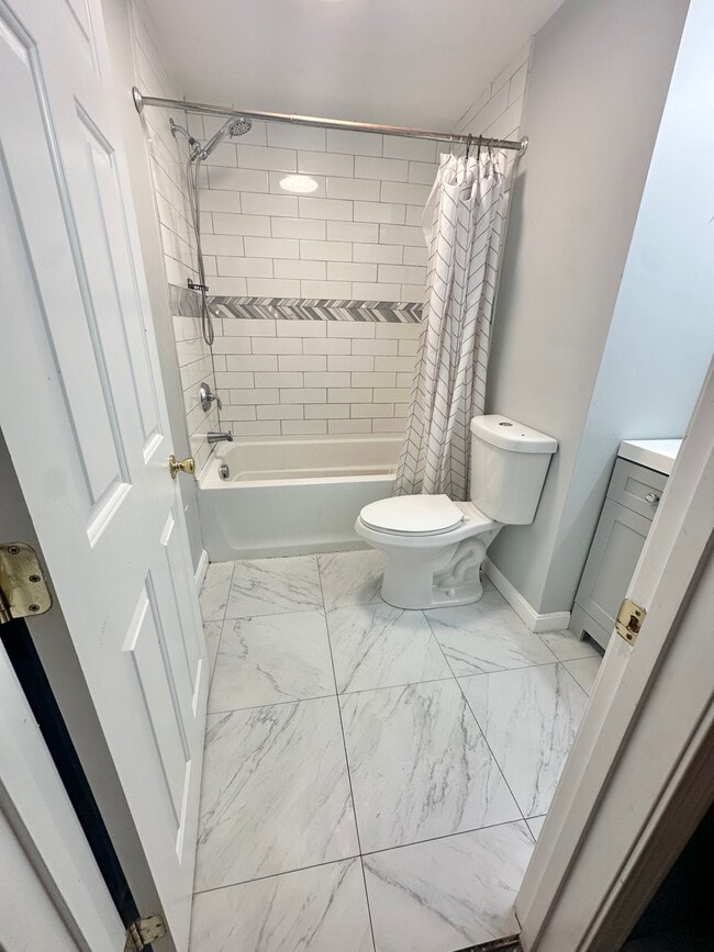 Modern full bath - 62 Lincoln St