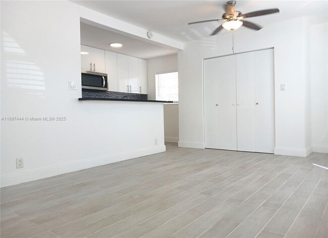 Building Photo - 4109 N Ocean Dr